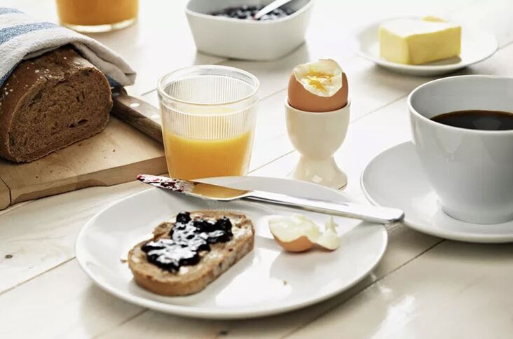 Vollkorntoast, ein Ei und eine Tasse Kaffee – Frühstück auf einem 1500-Kalorien-Diätmenü